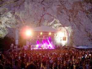 800px-Athens_Vyronas_Theatro_Vraxon