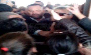 Ξύλο στο προαύλιο! Φώναζαν “έξω” σε Λαγό και χρυσαυγίτες! Νέο βίντεο ντοκουμέντο από το Πέραμα