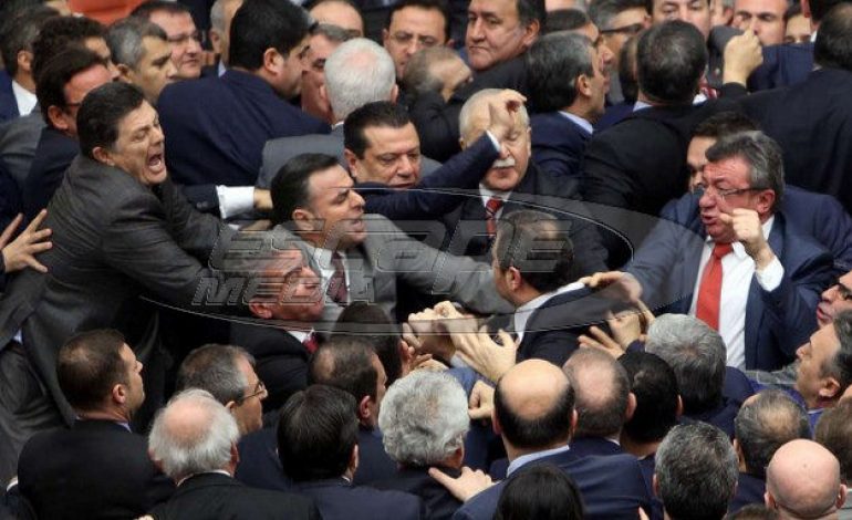 Κλωτσιές και μπουνιές μεταξύ τούρκων βουλευτών για τις συνταγματικές μεταρρυθμίσες