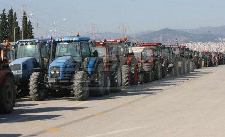 Βγήκαν στους δρόμους οι αγρότες – Παρατεταγμένα τα τρακτέρ στον Ε65