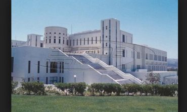 Πρύτανης μόνος στέλνει εξώδικα