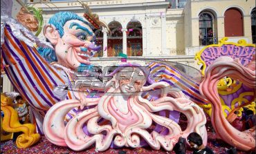 Πανηγυρική έναρξη για το καρναβάλι της Πάτρας, κόσμος κατέκλυσε την πλατεία