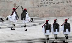 Δείτε με ποια μυστική γλώσσα οι Εύζωνες διώχνουν τους ενοχλητικούς τουρίστες
