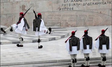 Δείτε με ποια μυστική γλώσσα οι Εύζωνες διώχνουν τους ενοχλητικούς τουρίστες