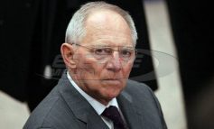 ΣΟΪΜΠΛΕ: Τι θα κοστίσει στους Ευρωπαίους η αναστολή ελληνικού χρέους