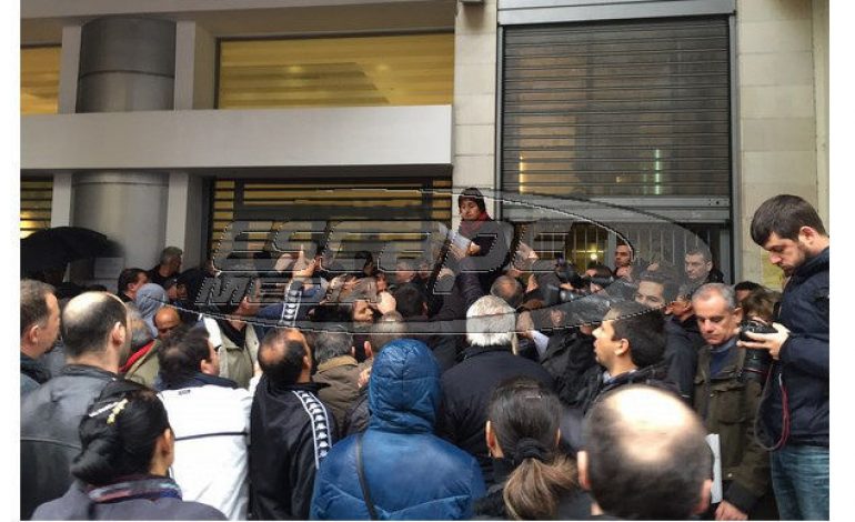 Κοινωνικό Εισόδημα Αλληλεγγύης: Ενταση και απίστευτες εικόνες σε υπηρεσία του Δήμου Αθηναίων.
