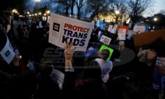 Ο Τραμπ τα βάζει τώρα με τους διεμφυλικούς μαθητές