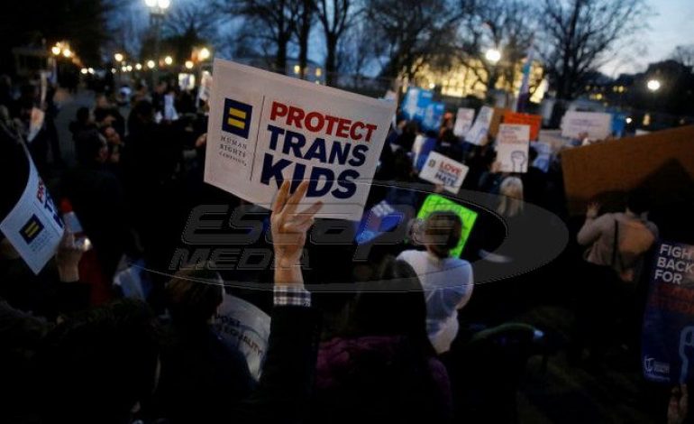 Ο Τραμπ τα βάζει τώρα με τους διεμφυλικούς μαθητές