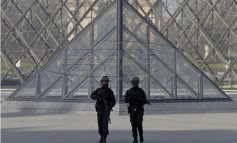 Επίθεση στο Λούβρο: Τα κίνητρα και τους συνεργούς του δράστη ψάχνει η αστυνομία