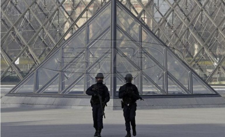 Επίθεση στο Λούβρο: Τα κίνητρα και τους συνεργούς του δράστη ψάχνει η αστυνομία