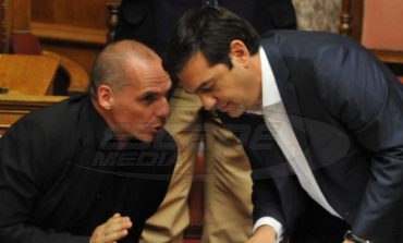Βαρουφάκης προς Τσίπρα: Θα υπογράψεις ό,τι παλιόχαρτο σου φέρει ο Χουλιαράκης;