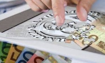 Πώς θα εφαρμοστεί η μείωση του αφορολόγητου στα 5.900 ευρώ