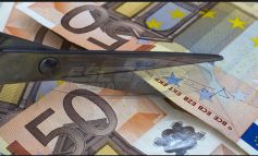Οκτώ ολόκληρα χρόνια μειώνονται οι μισθοί των Ελλήνων κατά 3,1% ετησίως