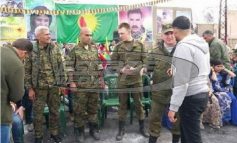 Ρώσοι στρατιώτες γιορτάζουν με κουρδικές σημαίες στη Συρία – «Τελειωμένος» ο Ερντογάν