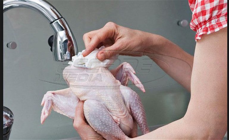 Πλένεις το κοτόπουλο πριν το μαγείρεμα; Μεγάλο λάθος