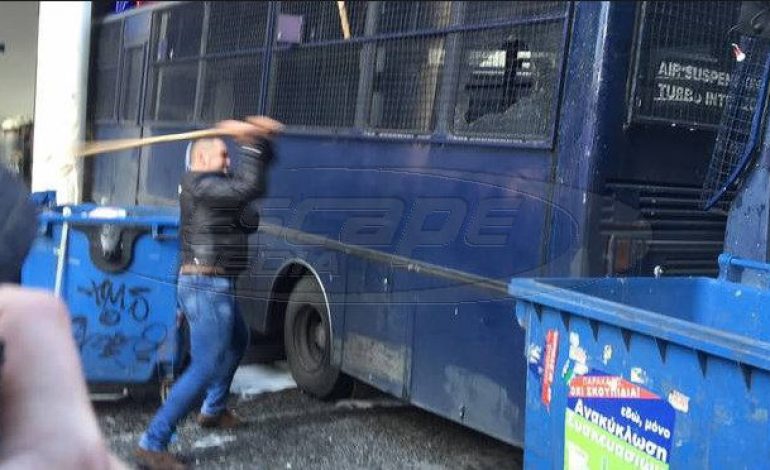 Αγρότες στην Αθήνα: Ξύλο και χημικά στο αγροτικό συλλαλητήριο στην πλατεία Βάθη
