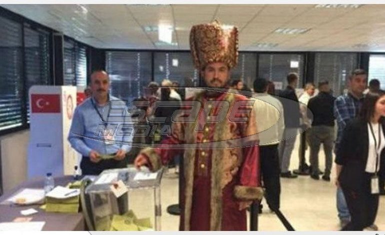 Γαλλία: Τούρκοι εμφανίστηκαν με στολές Οθωμανών για να ψηφίσουν για το δημοψήφισμα