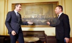 Οργιώδες παρασκήνιο: Γιατί ξαφνικά «τα βρίσκουν» όλοι απέναντι στον Τσίπρα