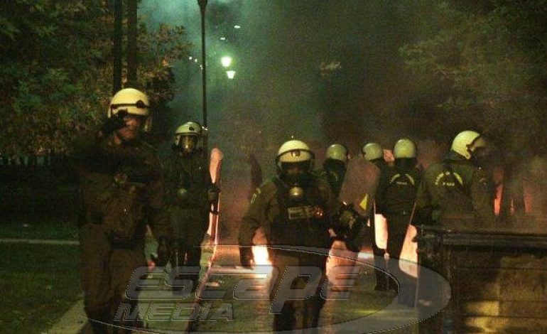 Αλλεπάλληλες επιθέσεις κατά των ΜΑΤ το βράδυ της Τετάρτης