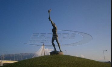 Ο σεισμός της Πάτρας έσπασε τον πυρσό στο άγαλμα του δρομέα απέναντι από τη γέφυρα Ρίου-Αντιρρίου! -ΦΩΤΟ-