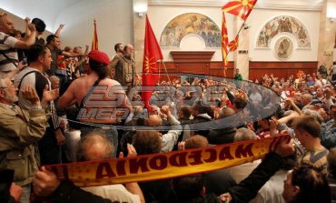 Εκρυθμη η κατάσταση στα Σκόπια -Εισβολή οπαδών του Γκρούεφσκι στη Βουλή