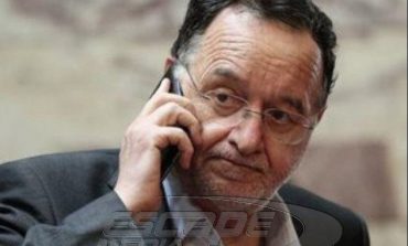 O Λαφαζάνης καταγγέλλει ότι δεν τον άφησαν να μπει στη Βουλή