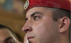 Ο εύζωνας που συγκλόνισε, αποκαλύπτεται: Γιατί δάκρυσα