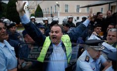 Ενστολοι επιχείρησαν να εισβάλλουν στη Βουλή -Απωθήθηκαν από αστυνομικούς σε υπηρεσία