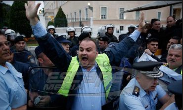 Ενστολοι επιχείρησαν να εισβάλλουν στη Βουλή -Απωθήθηκαν από αστυνομικούς σε υπηρεσία