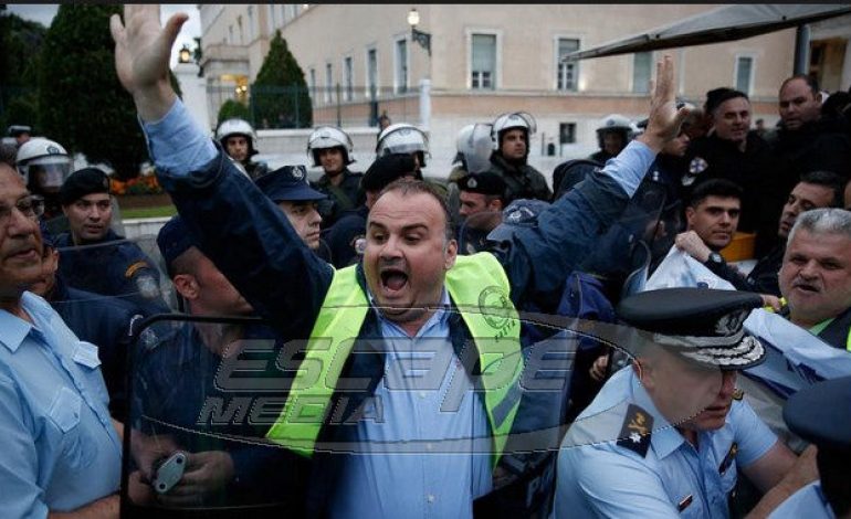 Ενστολοι επιχείρησαν να εισβάλλουν στη Βουλή -Απωθήθηκαν από αστυνομικούς σε υπηρεσία