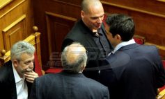 Αποκαλύψεις Βαρουφάκη: Οι φόβοι για πραξικόπημα, ο ''μισητός'' Χουλιαράκης και οι... κλωτσιές στον Στουρνάρα
