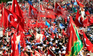 Εκατοντάδες χιλιάδες Τούρκοι στους δρόμους, υπέρ του Ερντογάν, στην πρώτη επέτειο από το αποτυχημένο πραξικόπημα
