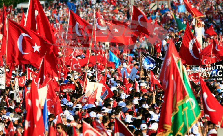 Εκατοντάδες χιλιάδες Τούρκοι στους δρόμους, υπέρ του Ερντογάν, στην πρώτη επέτειο από το αποτυχημένο πραξικόπημα