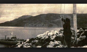 Η Κυρά της ΡΩ γιατί να κουράζεται με αγιάζι και με καύσωνες να ανεβοκατεβάζει την σημαια και δεν την άφηνε μόνιμα εκεί επάνω...