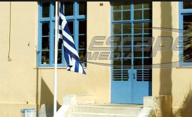 Οι δυνάμεις του 4ου Ράιχ παίζουν με τη Σημαία και τον Εθνικό Ύμνο