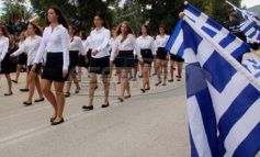 Αφγανός σημαιοφόρος την 28η Οκτωβρίου