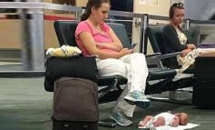 Δεν είναι όλα όπως φαίνονται – Η δικαιολογία της μητέρας με το μωρό στο πάτωμα του αεροδρομίου και το χέρι της στο κινητό (ΦΩΤΟ)