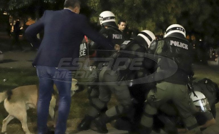 Νέα επεισόδια για την «’Ωρα του Διαβόλου» έξω από το κινηματοθέατρο «Αριστοτέλειο»