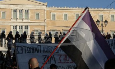 Επεισόδια στην πλατεία Συντάγματος στη συγκέντρωση για την αλλαγή φύλου - Ένας τραυματίας