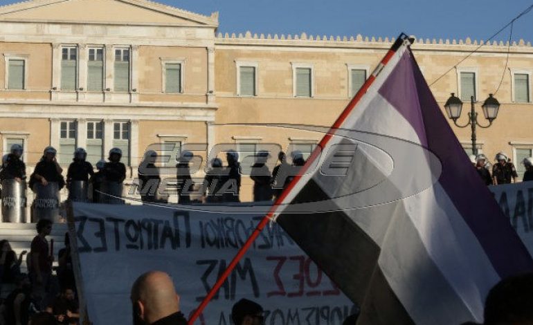Επεισόδια στην πλατεία Συντάγματος στη συγκέντρωση για την αλλαγή φύλου – Ένας τραυματίας