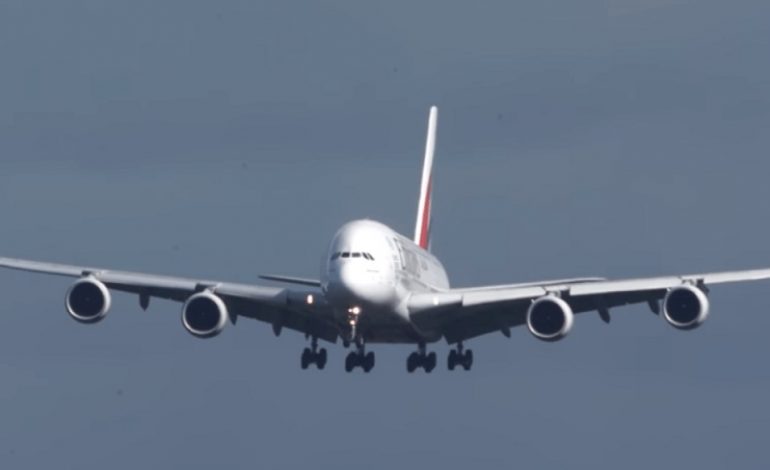Airbus A380 γίνεται «φτερό στον άνεμο» στο αεροδρόμιο του Ντίσελντορφ