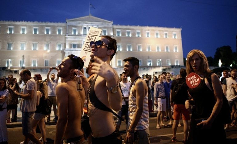 Το ν/σ για την αλλαγή φύλου προκαλεί εσωκομματικούς τριγμούς και στη ΝΔ – Απειλεί τη δεδηλωμένη της κυβέρνησης – Ποιοι βουλευτές θα καταψηφίσουν