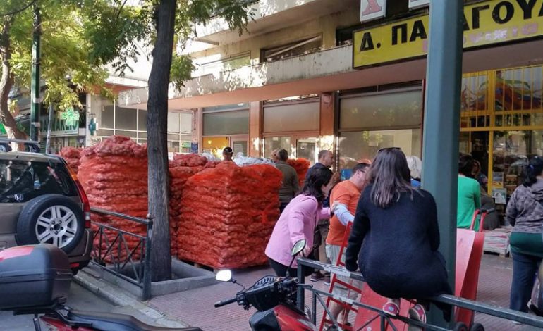 Ουρές στο κέντρο της Αθήνας για ένα τσουβάλι πατάτες (Φωτογραφίες – βίντεο)