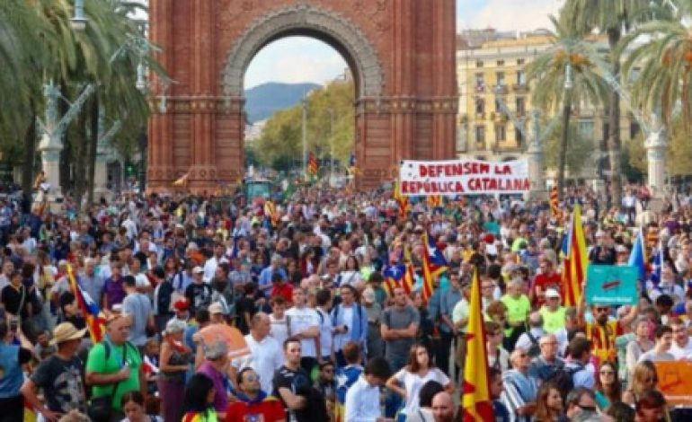 Βράζει η Καταλονία – Χαμός έξω από το Κοινοβούλιο – Ετοιμάζει συλλήψεις η Ισπανία