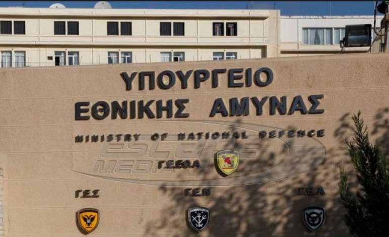 Εισβολή του Ρουβίκωνα στο υπουργείο Εθνικής Άμυνας: «Ξήλωσε» όλη την φρουρά της πύλης ο ΥΕΘΑ Π.Καμμένος