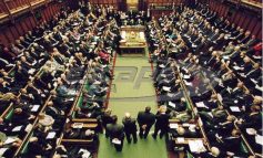 Καταιγισμός καταγγελιών για σεξουαλική παρενόχληση βουλευτών και των δυο μεγάλων κομμάτων στη Βρετανία