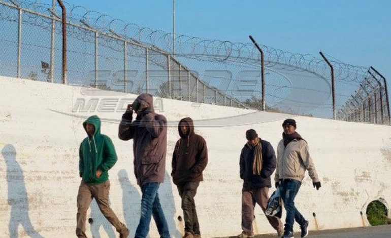 Δήμαρχος Λέσβου στον Guardian: «Η κυβέρνηση μετατρέπει το νησί σε φυλακή για πρόσφυγες»