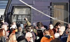 Με κλούβες και ΜΑΤ απέκλεισαν τους δρόμους στο ειρηνοδικείο για τους πλειστηριασμούς
