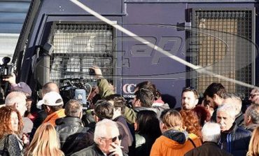 Με κλούβες και ΜΑΤ απέκλεισαν τους δρόμους στο ειρηνοδικείο για τους πλειστηριασμούς
