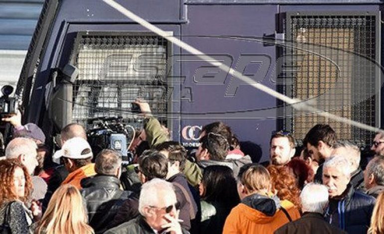 Με κλούβες και ΜΑΤ απέκλεισαν τους δρόμους στο ειρηνοδικείο για τους πλειστηριασμούς